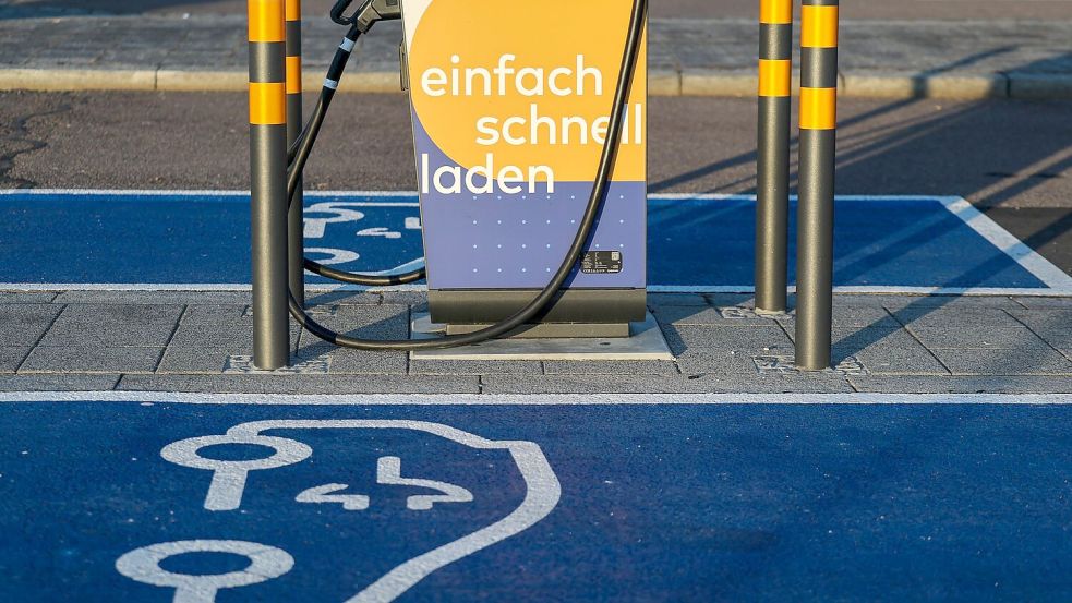 Eine Ladesäule am Flughafen Leipzig/Halle. Für Großstädter ohne eigenen Stellplatz ist das Laden eines E-Autos umständlicher und teurer als für Eigenheimbesitzer. (Symbolbild) Foto: Jan Woitas