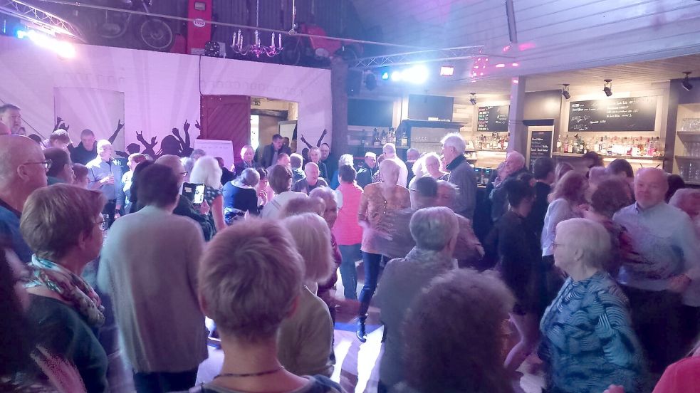 Im Musik-Café Marienheil füllte sich die Tanzfläche bei der Seniorendisco ab 55 schnell. Foto: Clarissa Scherzer