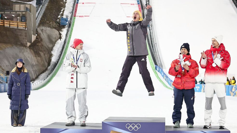 Philipp Raimund (M) jubelte ausgelassen, will sich beim Feiern aber erst einmal zurückhalten. Foto: Daniel Karmann