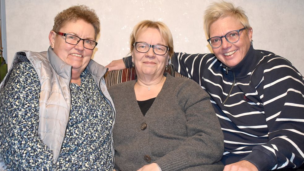 Der Vorstand der Theatergruppe „Feierabend“: (von links) Gertrud Janssen (Kassenwartin), Anne Straatmann (Erste Vorsitzende) und Sabine Steenhoff (Zweite Vorsitzende). Es fehlt Schriftführerin Melanie Möhlmann. Foto: Henrik Zein