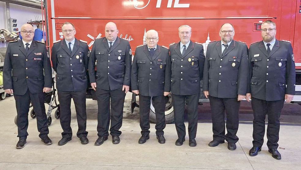 Es gab einige Ehrungen (von links): Brandabschnittsleiter-Süd Bernd Haskamp, Ortsbrandmeister Ludger Böning, Mathias Junker, Hinni Bohlen, Johann Watermann, Frithjof Hunecke jun. und der stellvertretende Ortsbrandmeister Matthias Brunken. Fotos: Feuerwehr Westrhauderfehn