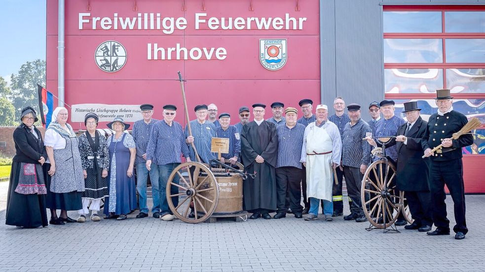 Mit Witz und Herzblut, in historischen Kostümen und mit altertümlichem Gerät, stellen die Mitglieder der Historischen Löschgruppe eine Übung aus dem Jahr 1870 nach. Foto: Feuerwehr Ihrhove/Markus Bruns