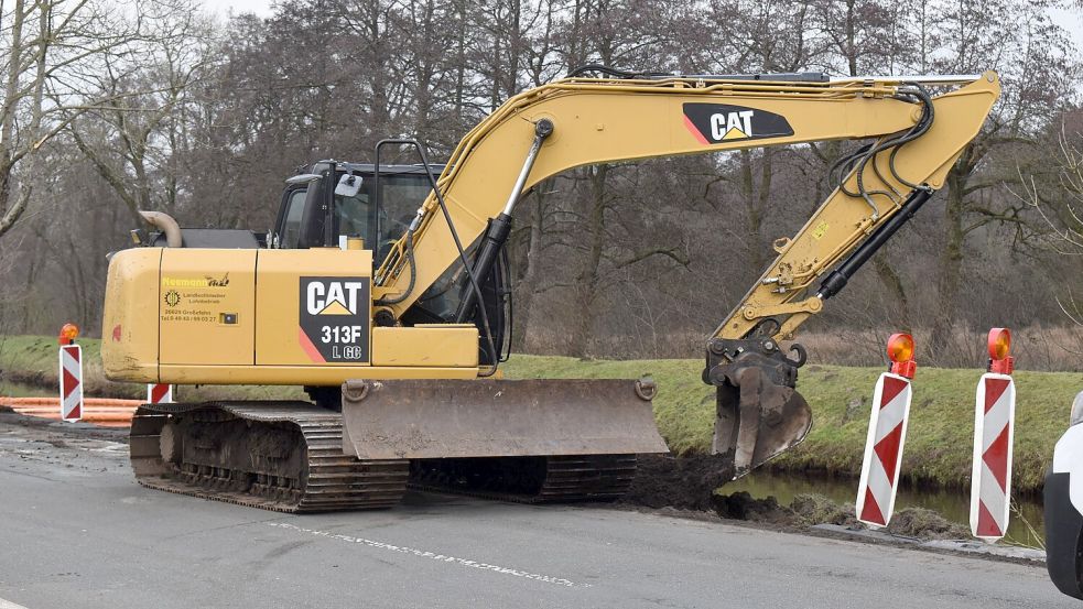 Der unbefestigte Seitenraum neben dem Asphalt muss wieder befestigt werden. Foto: Henrik Zein