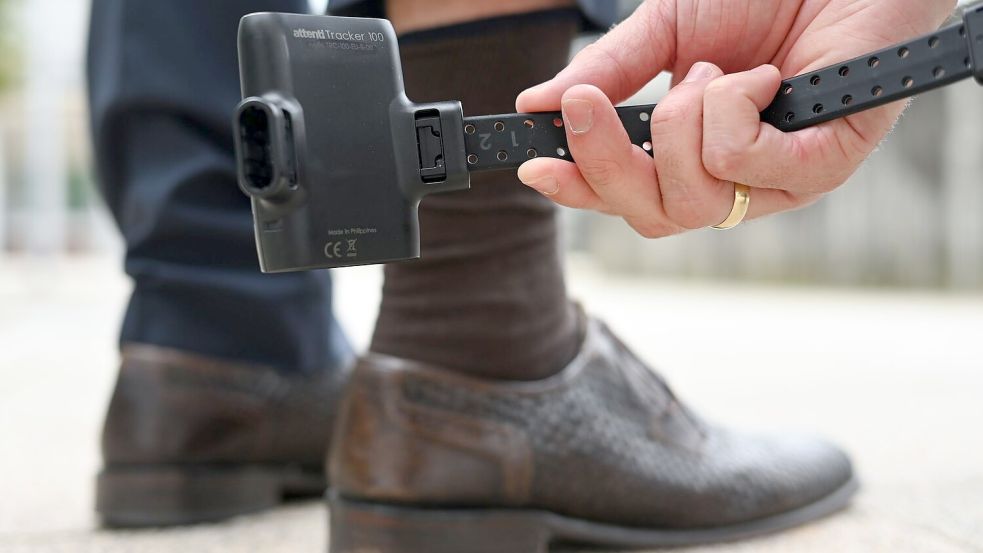 Elektronische Fußfesseln sollen helfen, Frauen vor gewalttätigen Ex-Partnern zu schützen. (Symbolbild) Foto: Arne Dedert