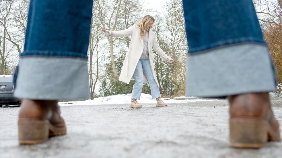 Bei dem Eisregen konnte man leicht ins Rutschen kommen. Viele Menschen sind deshalb lieber zu Hause geblieben. Das haben vor allem auch die Einzelhändler am Umsatz gemerkt. Foto: Klaus Ortgies