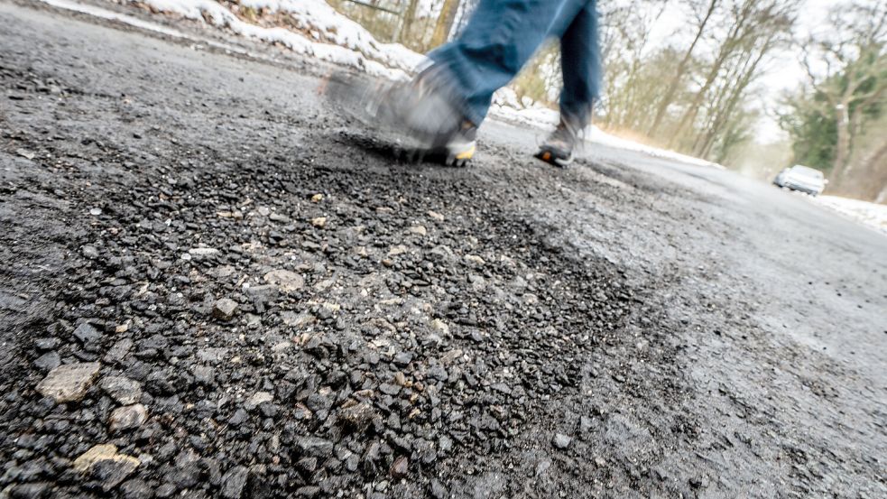 Schlaglöcher und Gefahrenstellen: Der GA sucht die schlechteste Straße in der Region. Foto: Klaus Ortgies