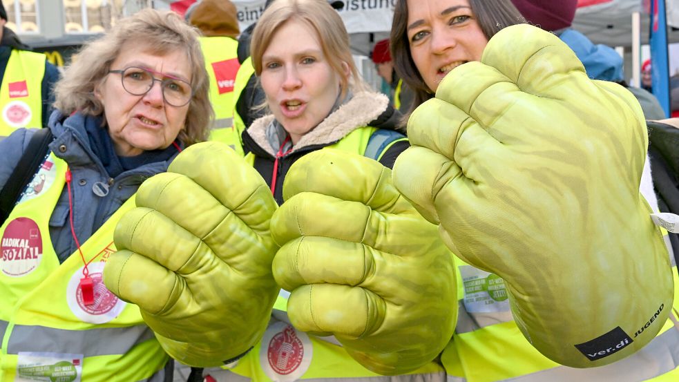 „Alle Räder stehen still, wenn dein starker Arm es will“: Diese Streikenden interpretieren den alten Arbeiterschlachtruf auf ihre Weise. Foto: dpa/Martin Schutt