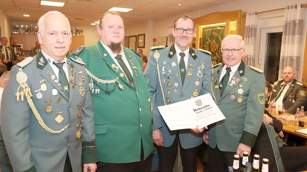 Mit der goldenen Ehrennadel des Oldenburger Schützenbundes wurde Frank Schulte (3. von links), Strücklingen, durch (von links) Heinz Felgenhaus, Gerald Lübbermann und Horst Winkelmann (rechts) geehrt. Foto. Hans Passmann