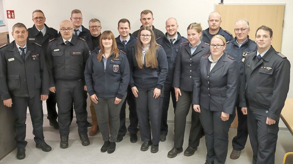 Für das Gruppenfoto stellten sich nach der Versammlung (von links) der stellvertretende Ortsbrandmeister Ulrich Netthöfel, Gemeindebrandmeister Frank Harms, Brandabschnittsleiter Süd Bernd Haskamp, Klaas Willms, Bürgermeister Theo Douwes, Rena Willms, Hauke Willms, Onno Poll, Henrike Willms, Jan-Peter Willms, Sina de Boer, Michel Freesemann, Sabrina Gerdes, Peter-Andre Willms und Ortsbrandmeister Matthias Netthöfel auf. Foto: Freiwillige Feuerwehr Westoverledingen
