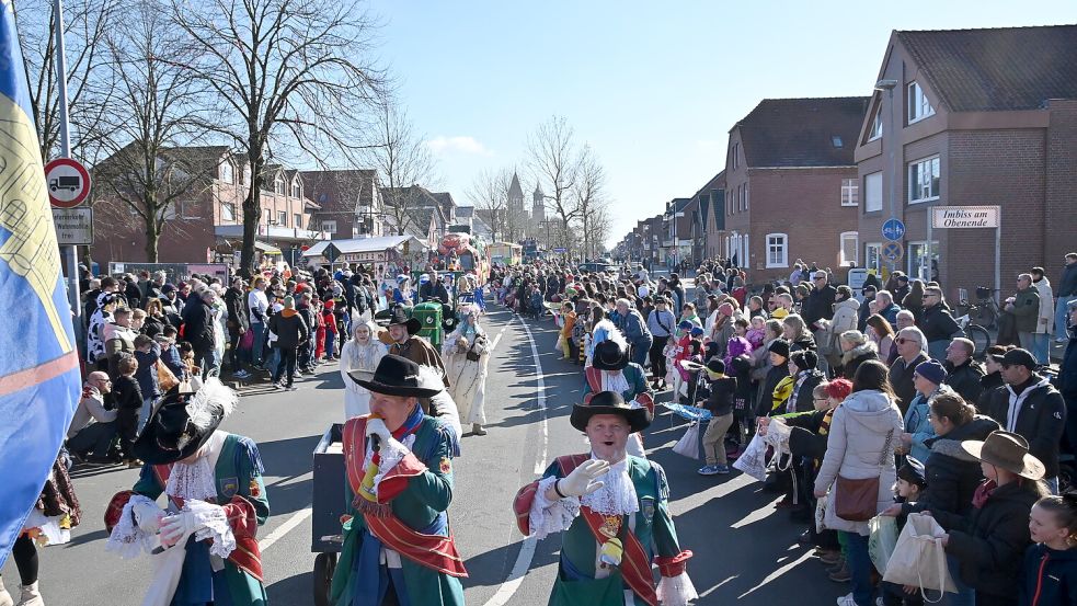 Der große Umzug des Papenburger Carneval-Vereins zieht am Sonntag durch die Straßen der Stadt. Foto: Lohmann /Archiv
