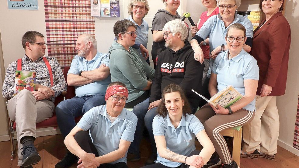 Die Theatergruppe Strücklingen freut sich auf die Aufführungen (vorne, von links): Willehad Harms, Sabrina Mohrmann sowie (sitzend, von links) Stefan Stavermann, Dennis Tepe, Anita Kruse, Ingo Immer, Alexandra Kruse und (stehend, von links) Gabriele Harms, Michaela Janßen, Christiane Immer, Traute Dierkes und Petra Kliem. Foto: Theatergruppe Strücklingen