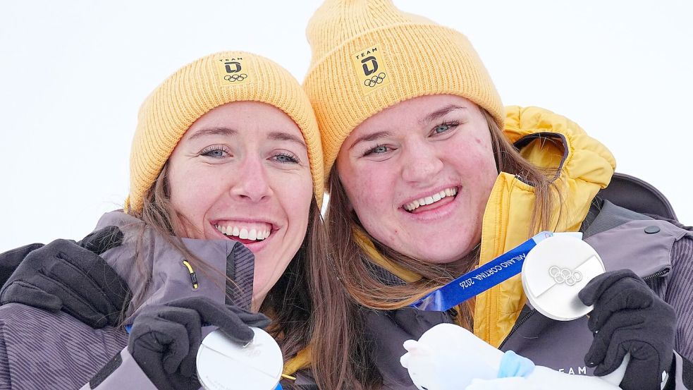 Kira Weidle-Winkelmann (links) jubelt zusammen mit Emma Aicher über Kombi-Silber. Foto: Michael Kappeler