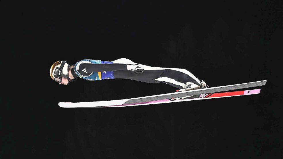 Marius Lindvik gewann Silber im Mixed-Team und sprach danach auch über Philipp Raimund. Foto: Daniel Karmann