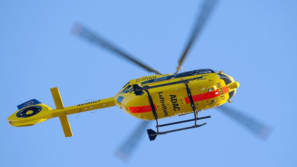 Ein Hubschrauber der ADAC Luftrettung fliegt am Himmel. (Archivbild) Foto: Robert Michael