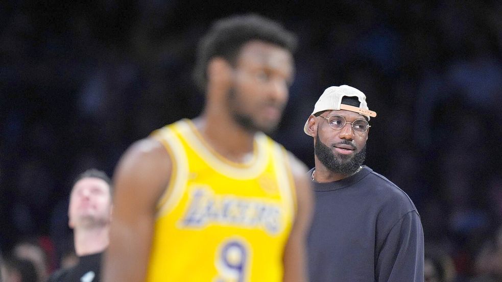 LeBron James konnte bei der deutlichen Niederlage der Lakers nur vom Spielfeldrand zusehen. Foto: Jae C. Hong/AP/dpa