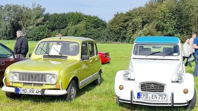 Ralf Brahms besucht mit seiner weißen Ente oft Oldtimertreffen in der Region. Oft dabei ist auch seine Tochter Antke - die fährt einen Renault 4. Foto: privat