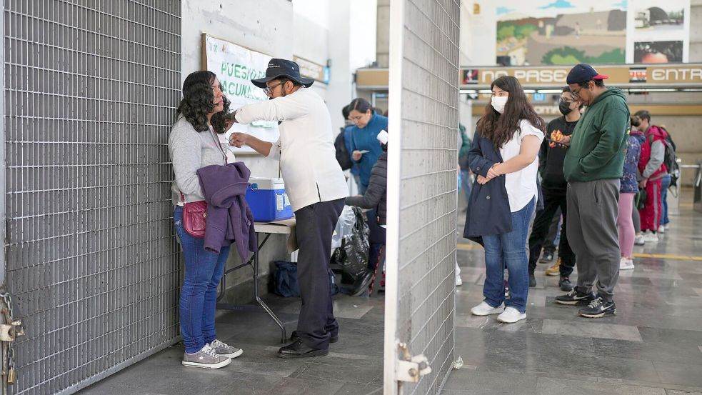 Selbst in U-Bahn-Stationen wird geimpft: Schutz vor Masern in Mexiko. Foto: Eduardo Verdugo/AP/dpa
