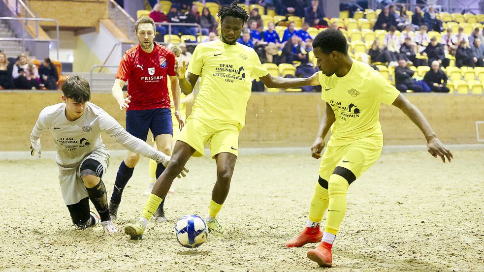Bereits beim Wintercup des SuS Timmel Ende Januar spielten einige Winter-Neuzugänge bei Leer mit. Die Germanen gewannen das Turnier aus Sandboden. Foto: Jens Doden, Emden