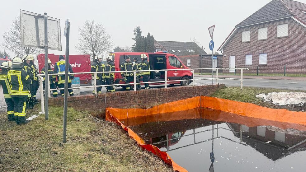 Einsatzkräfte der Feuerwehr Westrhauderfehn legten eine Ölsperre aus. Foto: Feuerwehr Westrhauderfehn