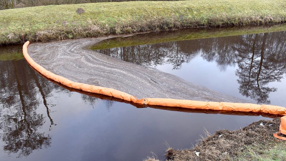 Ölsperren liegen im Burlage-Langholter Tief. In dem Fluss werden nach dem Unfall regelmäßig Wasserproben entnommen. Foto: Henrik Zein