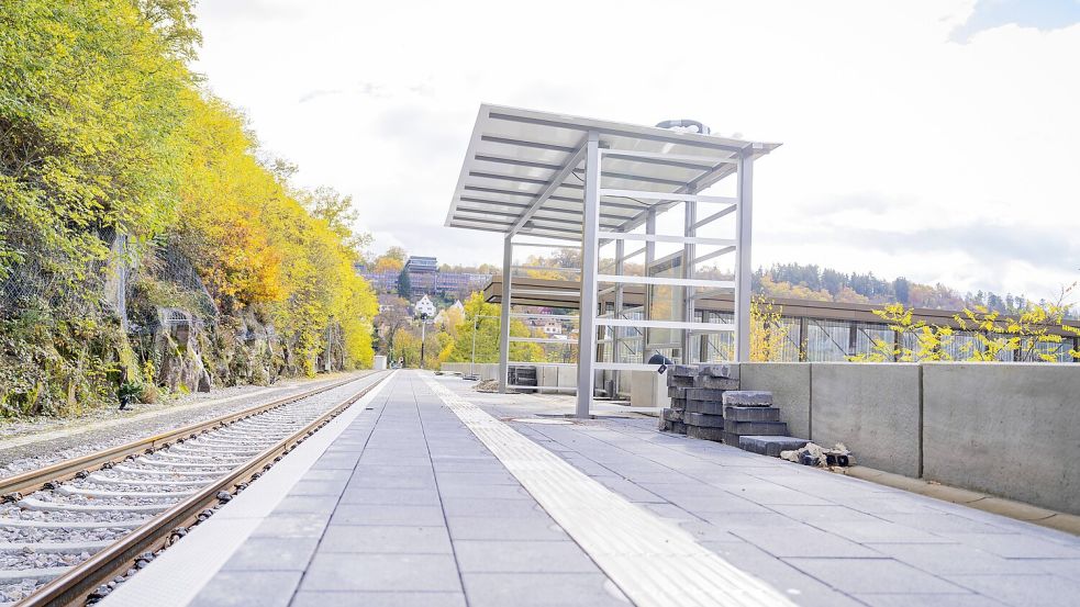 Nur noch ein Wartehäuschen: Viele Bahnhöfe auf dem Land verfügen nicht mehr über einen Ticketschalter oder ein Gebäude. Foto: IMAGO / imagebroker
