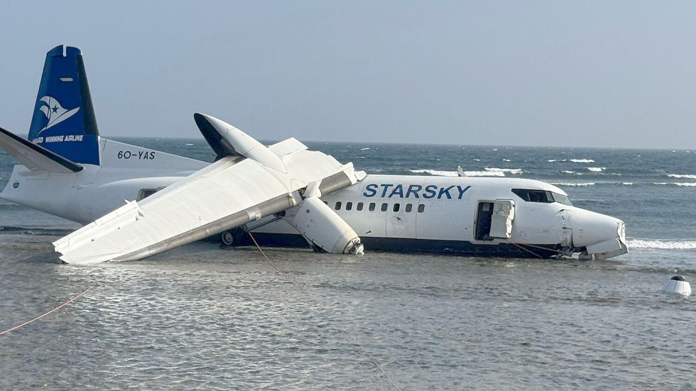 Ein Crash in Somalia endete glimpflich: Das Flugzeug ist stark beschädigt, doch alle Menschen an Bord überlebten. Foto: Mohamed Sheikh Nor/AP/dpa