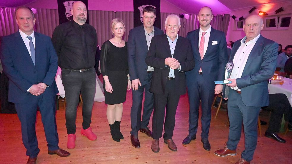 Die ehemaligen Vorstandsmitglieder des SV Strücklingen wurden für ihre langjährigen Verdienste als „Mannschaft des Jahres“ ausgezeichnet. Das Foto zeigt (von links) Christian Schnau, Matthias Reens, Carina Reens, Thomas Harms, Hermann Kruse, Stephan Greten und Peter Hermes. Es fehlt: Michael Schulte. Fotos: Holger Weers