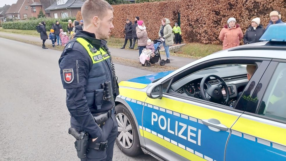 Einsatzleiter Henning Kröger überließ während der Großveranstaltung in Ramsloh nichts dem Zufall. Foto: Horst Wilken