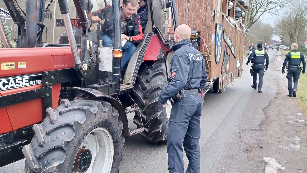 Bei der Kontrolle der Motivwagen zeigte sich die Polizei zufrieden. Foto: Horst Wilken