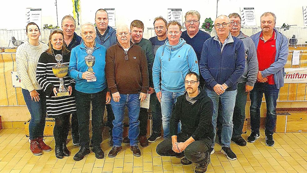 Auf dem Champions-Day in Walle wurden ostfriesische Reisetaubenliebhaber ausgezeichnet (von links): Christine Bruser, Elvira Nieland, Rolf Nieland, Günter Meier, Rainer Fink, Johannes Schipmann, Frank Gerdes, Günter Lonser, Herbert Lonser, Arthur Schütte, Manfred Steffens, Norbert Schütte und Gerrit Cassens. Vorne in der Hocke sitzt Derk Feldmann. Foto: privat