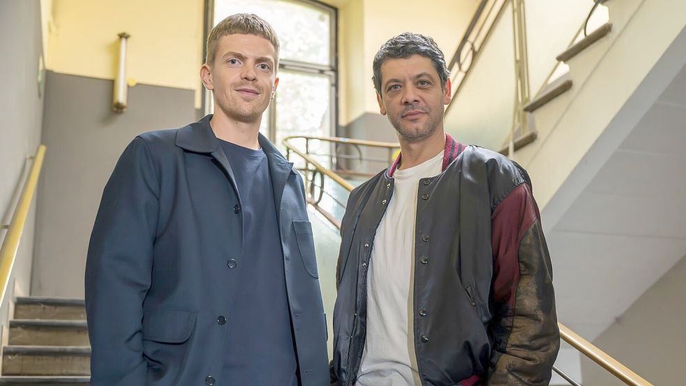 Ihr zweiter gemeinsamer Fall führt Ferdinand Hofer (l) und Carlo Ljubek (r) als „Tatort“-Ermittler auf die Münchner Sicherheitskonferenz. (Archivbild) Foto: Peter Kneffel/dpa