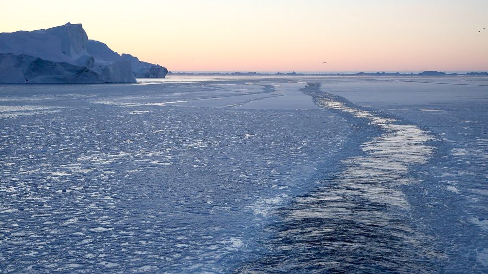 Das Eis über Grönland verringerte sich 2025 im 29. Jahr in Folge. Es schmilzt direkt oder fließt ins Meer. (Illustration) Foto: Steffen Trumpf/dpa
