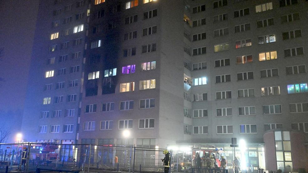 Rund 170 Feuerwehrkräfte waren am Brandort im Einsatz. Foto: Annette Riedl/dpa