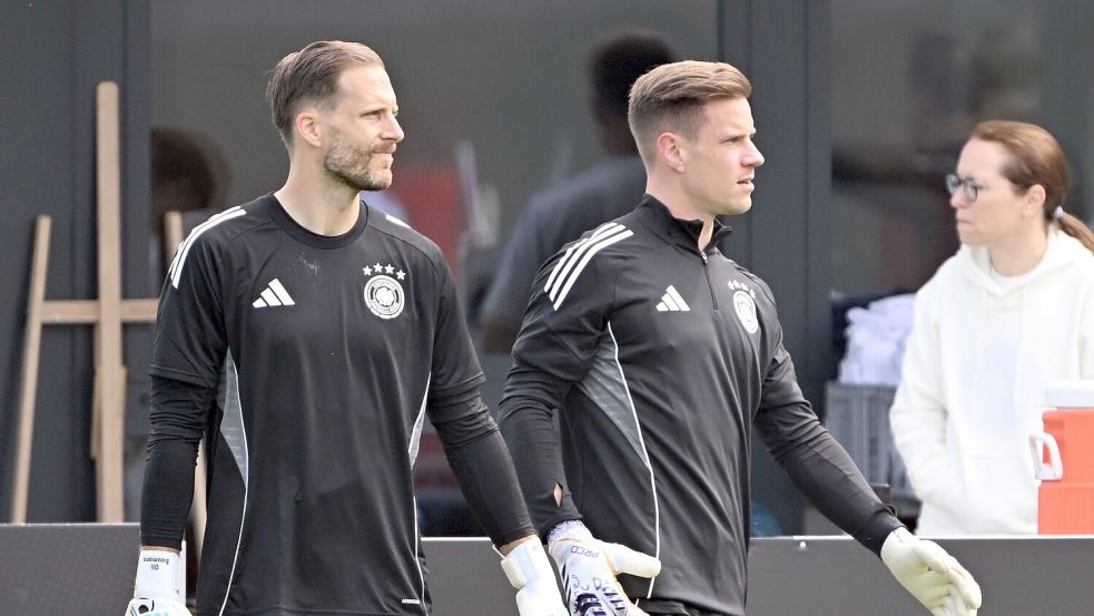 Oliver Baumann (l) und der erneut verletzte Marc-André ter Stegen. (Archivbild) Foto: Federico Gambarini