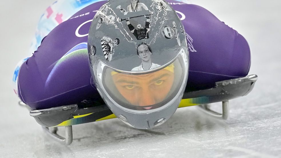 Der Ukrainer Wladyslaw Heraskewytsch will weiter mit seinem besonderen Helm starten. Foto: Alessandra Tarantino/AP/dpa