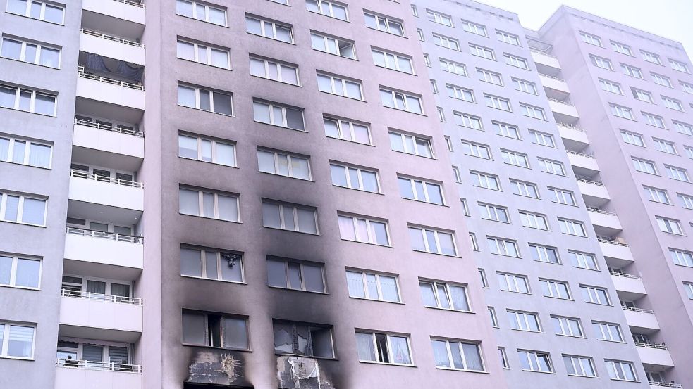 Am Tag danach ist die verrußte Fassade zu sehen. Foto: Markus Lenhardt