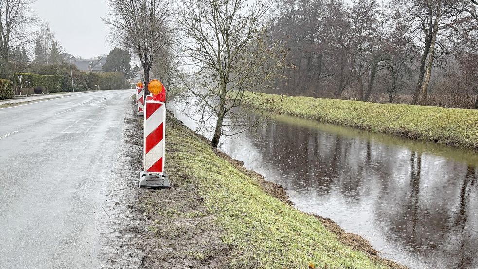 Die Ölsperren sind aus dem Fluss entnommen worden. Gut zu sehen sind die Spuren des Sattelzugs am Straßenrand. Foto: Horst Kruse