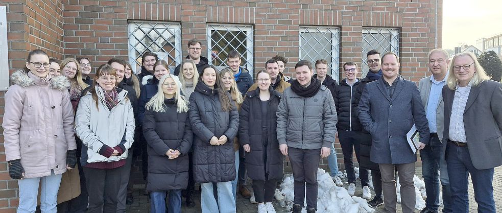 EDR-Geschäftsführer Vincent ten Voorde (3. von rechts) begrüßte die neu eingestellten Lehrkräfte um Dr. Jelko Peters (rechts) und Stefan Ulrichs (2. von rechts) vom Studienseminar Leer. Foto: Studienseminar/Kösjan
