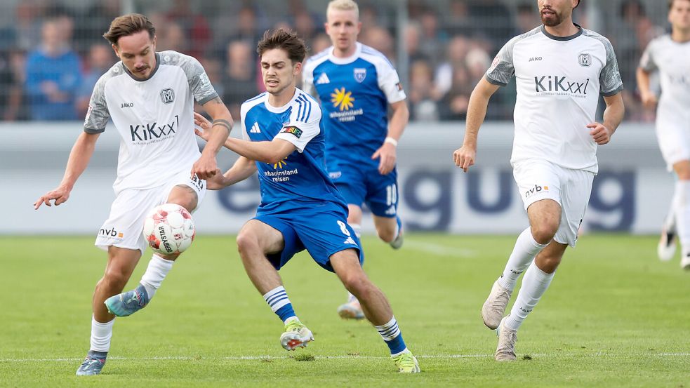 Es gibt kein zweites Aufeinandertreffen zwischen dem SV Meppen (weiße Trikots) und Kickers Emden im Ostfriesland-Stadion in dieser Saison – dafür aber in der Meppener Hänsch-Arena. Foto: Jens Doden, Emden