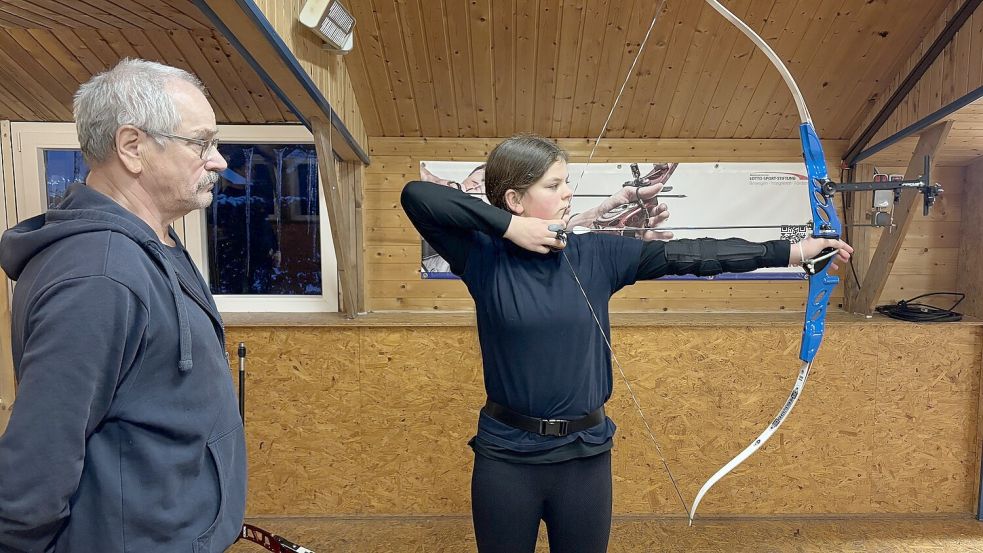 Mit geschultem Blick beobachtet Trainer Roland Stumpf Bogenschützin Juliane Babel. Foto: Björn Klüver