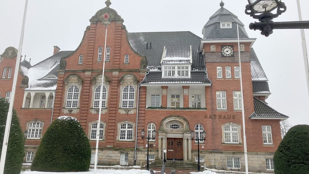 Das historische Rathaus der Stadt Papenburg wird derzeit saniert. Nach Abschluss der Arbeiten wird der Verwaltungsvorstand inklusive Bürgermeister dort wieder einziehen. Wer das dauerhaft sein wird, darüber entscheiden die Wähler am 13. September 2026. Foto: Gerd Schade