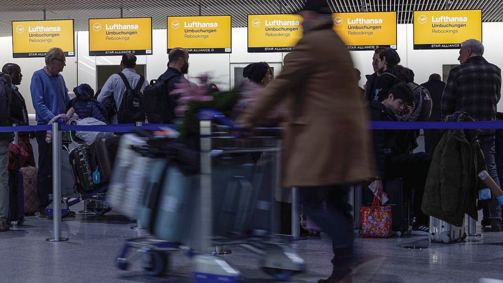 An den Umbuchungsschaltern bilden sich lange Schlangen. Foto: Hannes P. Albert/dpa