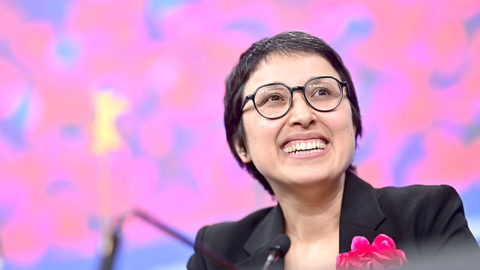 Die Regisseurin Shahrbanoo Sadat stellte ihren Film „No Good Men“ vor. Foto: Sebastian Christoph Gollnow/dpa