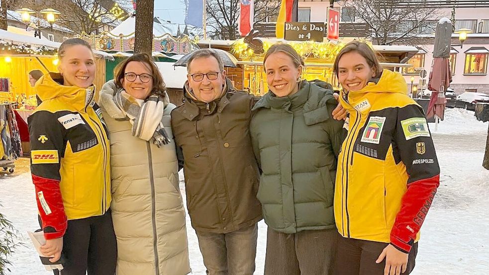 Ostfriesen treffen Bobfrauen: Das Foto zeigt (von links): Lisa Buckwitz, Ramona Homann, Henry Homann sowie die Anschieberinnen Kira Lipperheide und Neele Schuten 2025 in Winterberg. Foto: Privat