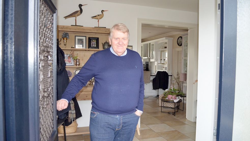 Alwin Voßberger im Eingang seines Hauses an der 1. Südwieke in Ostrhauderfehn. Der 81-Jährige Pharmazeut hat Rhauderfehn geprägt. Er führte dort nicht nur zwei Apotheken, sondern sorgte durch den Bau eines Ärztehauses dafür, dass sich Mediziner im Kernort der Gemeinde niederließen, und errichtete mehrere Senioren-Wohnprojekte. Foto: Astrid Fertig