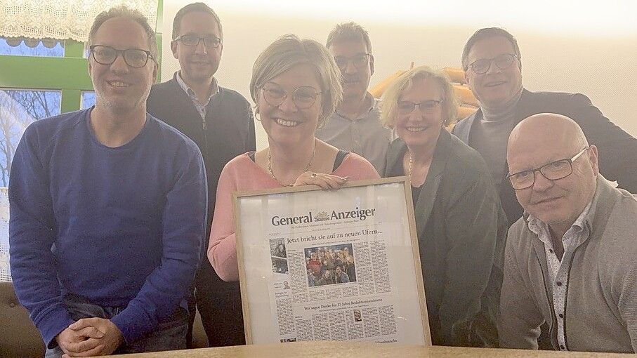 GA-Redaktionsassistentin Maike Meyerhoff (3. von links) verlässt nach 37 Jahren das Unternehmen. Sie wurde von den Kollegen in einer kleinen Feierstunde verabschiedet (von links): Dirk Hellmers, Henrik Zein, Carsten Ammermann, Astrid Fertig, Lars Reckermann und Horst Kruse. Foto: privat