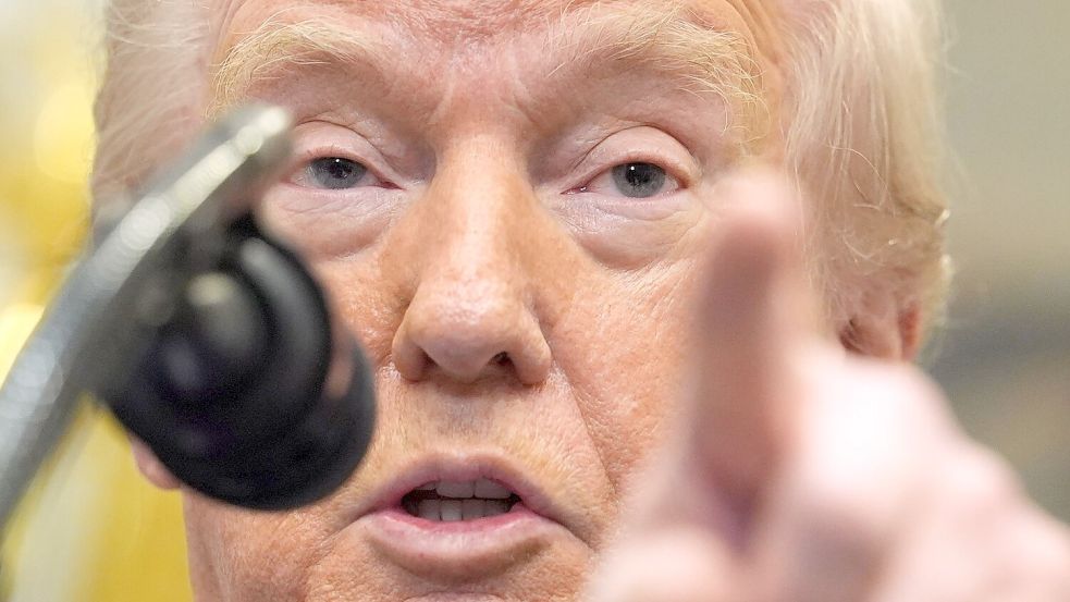 Trump warnt den Iran vor schwerwiegenden Konsequenzen, sollte sich das Land nicht mit den USA auf einen Deal einigen. Foto: Evan Vucci/AP/dpa