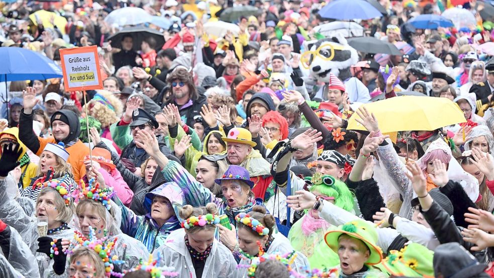 Die diesjährige Weiberfastnacht war ein nasser Start in den Straßenkarneval. Foto: Federico Gambarini/dpa