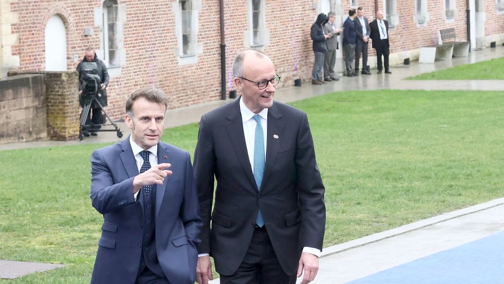 Frankreichs Präsident Macron und Bundeskanzler Merz kamen gemeinsam an. Foto: Francois Walschaerts/AP/dpa