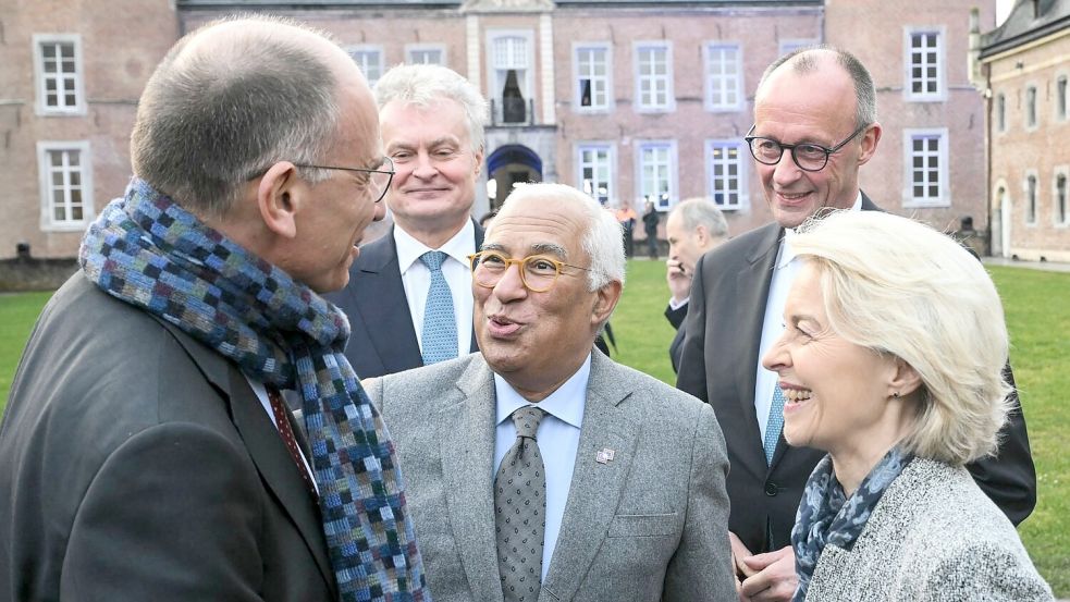 Als Experte geladen: Der ehemalige italienische Ministerpräsident Enrico Letta (l) hat 2024 einen Bericht zur Zukunft des europäischen Binnenmarkts erarbeitet. Foto: Nicolas Tucat/Pool AFP/AP/dpa